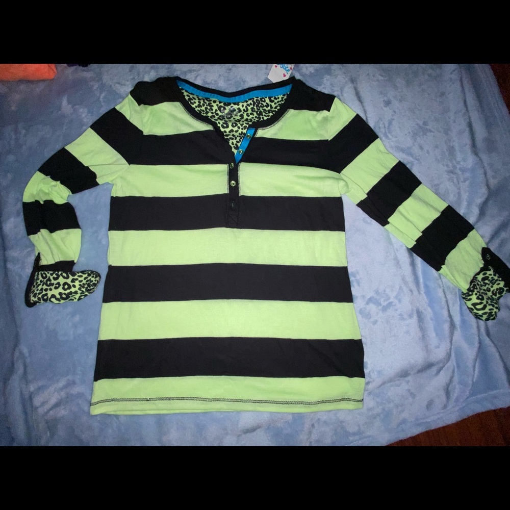 Quarter sleeve top with extra button